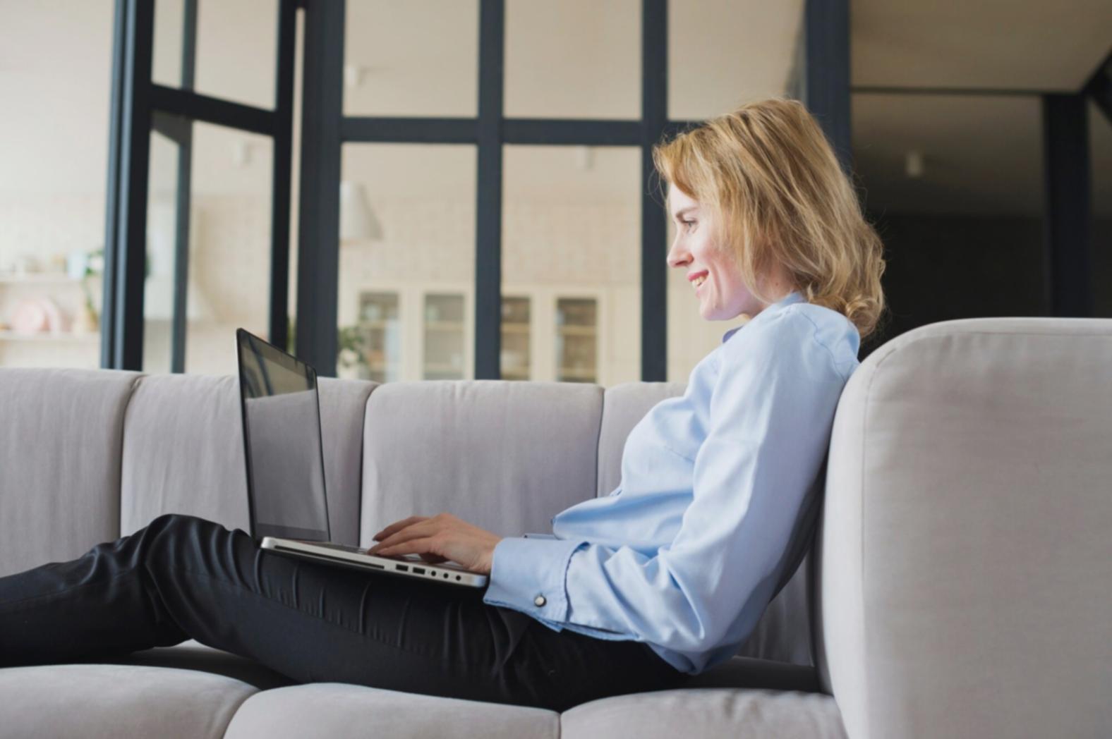 Ambiente de trabalho moderno com empreendedores desenvolvendo projetos